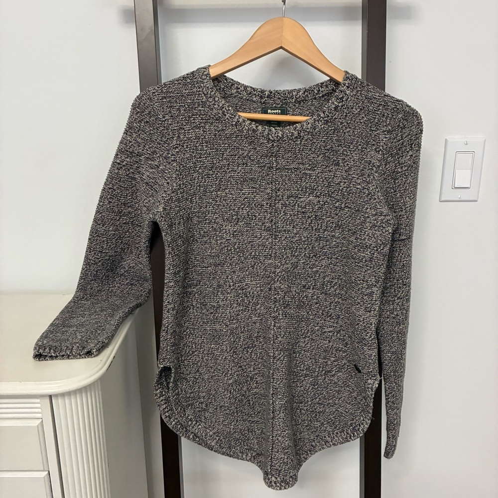 Black/white/gray Knit Roots Canada sweater. Size XS. Lovely soft cotton blend